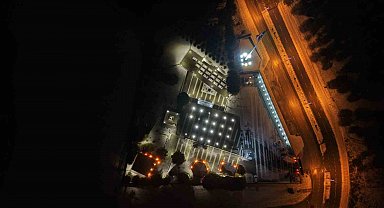 Şehitlikte yılbaşı gecesi: Aileler dualarla yeni yıla girdi