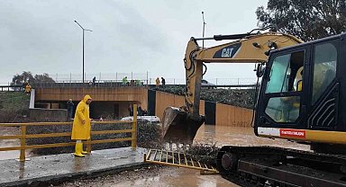 Sel suları yükselince minibüsün üzerinde mahsur kalan vatandaşları belediye ekipleri kurtardı