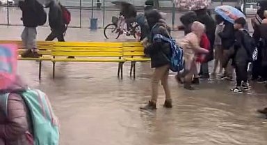 Sel ve fırtınada mahsur kalan öğrenciler için banklardan köprü