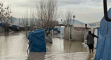 Selde mahsur kalan vatandaş kepçeyle kurtarıldı