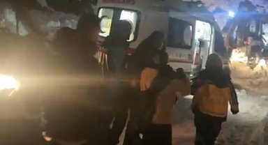 Şemdinli'de 1 metrelik karda hayat mesaisi: Zehirlenen 12 kişi için ekipler seferber oldu