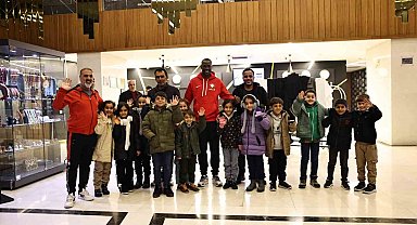 Senegalli futbolcu Mame Thiam, Dicle'de yenilettiği köy okulunun öğrencileriyle buluştu