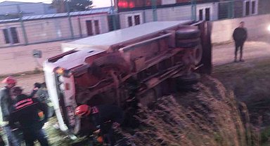 Serik'te devrilen kamyonetin sürücüsü ağır yaralandı