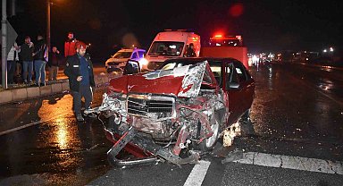 Servis minibüsüyle çarpışan otomobil sürücüsü kaçtı: 2 yaralı