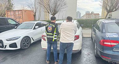 Servis sürücüsü trafikte sinirlendi, kafa atarak taksinin camını kırdı