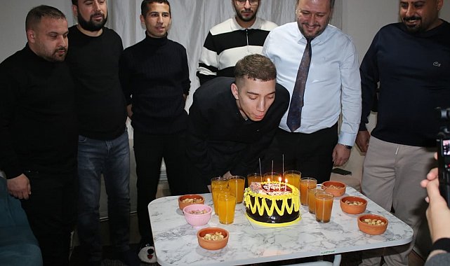 Sevgi Evlerinden ayrılan gence doğum günü sürprizi