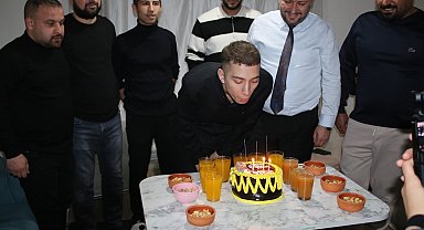 Sevgi Evlerinden ayrılan gence doğum günü sürprizi