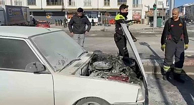 Seyir halindeki FIAT otomobil yandı