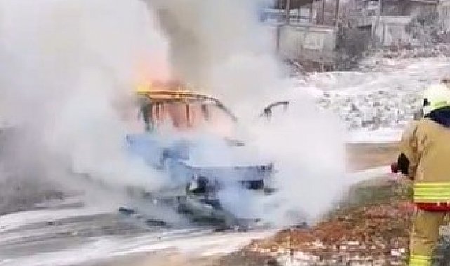 Seyir halindeki otomobil alev alev yandı