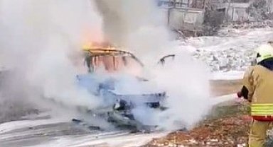 Seyir halindeki otomobil alev alev yandı