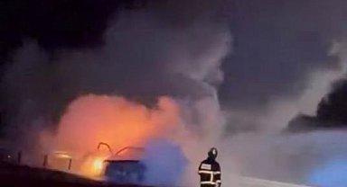 Seyir halindeki otomobil alev topuna döndü