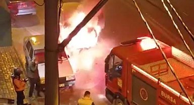 Seyir halindeki otomobil küle döndü