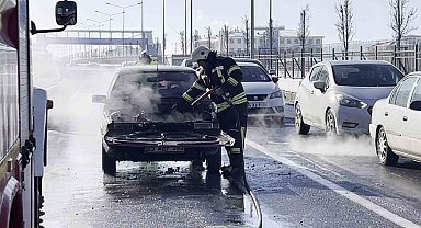 Seyir halindeki otomobil yandı