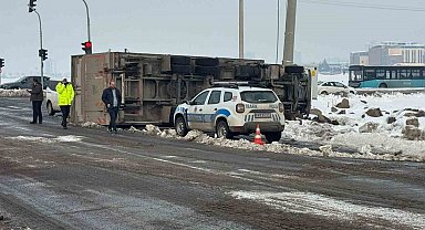 Seyir halindeki tır kayganlaşan yolda devrildi