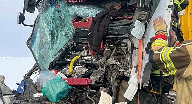 Seyir halindeki tır, park halindeki tıra çarptı: 1 yaralı