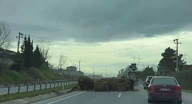 Seyir halindeki tırdan düşen saman balyaları trafiği tehlikeye attı