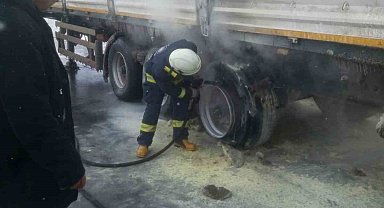 Seyir halindeki tırın lastikleri yandı