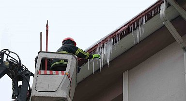 Sibirya soğukları buz sarkıtları oluşturdu, ekipler harekete geçti