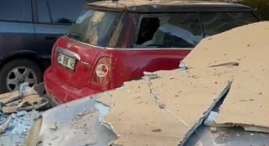 Şiddetli fırtınadan dolayı sökülen dış yalıtım malzemeleri üzerine düştükleri otomobillerin hasar almasına neden oldu