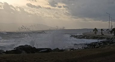 Şiddetli lodos Marmara'yı vurdu: Tekirdağ sahil dalgalarla kaplandı