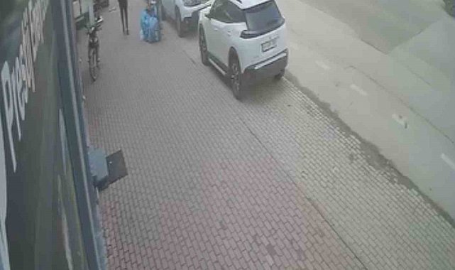 Şiddetli lodos tabelayı kopardı, facia kıl payı atlatıldı