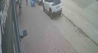 Şiddetli lodos tabelayı kopardı, facia kıl payı atlatıldı