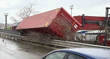 Şiddetli rüzgar eski gümrük sahasında konteynırları devirdi
