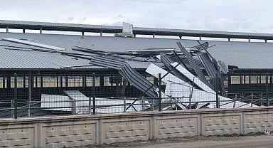 Şiddetli rüzgar işyerinin çatısını ucurdu