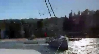 Şiddetli rüzgar yelkenli tekneyi sürükledi