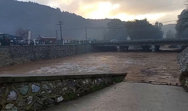 Şiddetli sağanak yağış sebebiyle Gökçe'de dere yatağında sel meydana geldi