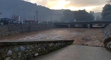 Şiddetli sağanak yağış sebebiyle Gökçe'de dere yatağında sel meydana geldi