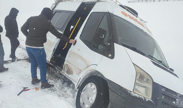 Siirt Özel İdare ekipleri hem yolları açıyor, hem de hastaları sağlık ekiplerine ulaştırıyor