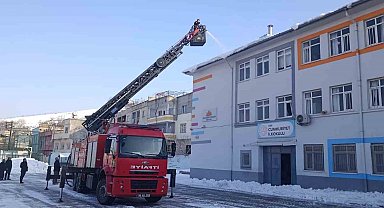 Siirt'te cadde, sokak ve okulların çatısındaki kar kütlesi itfaiye tarafından temizleniyor