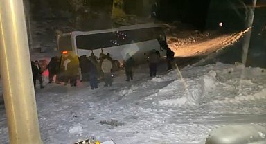 Siirt'te ekipler, cenaze taşıyan otobüs ve hastaları bir bir kurtardı