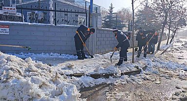 Siirt'te karla mücadele çalışmaları aralıksız sürüyor