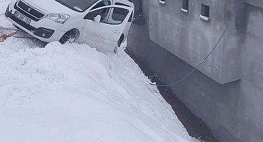 Siirt'te kayan otomobil evin duvarında asılı kaldı