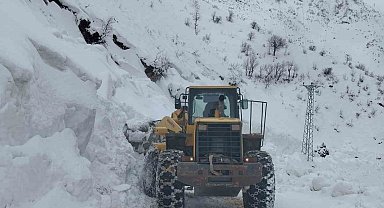 Siirt'te mahsur kalan minibüs kurtarıldı