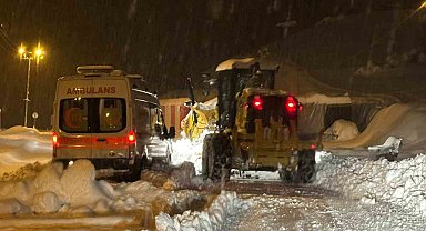 Siirt'te yoğun kar yağışına rağmen ekipler çalışmaya devam ediyor