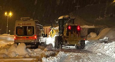 Siirt'te yolda mahsur kalan ambulans 3 saat sonra kurtarıldı