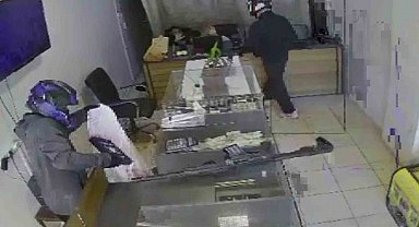 Silahlı 2 hırsız, 3 dakika içerisinde kuyumcuyu soydu... Korku dolu anlar kamerada
