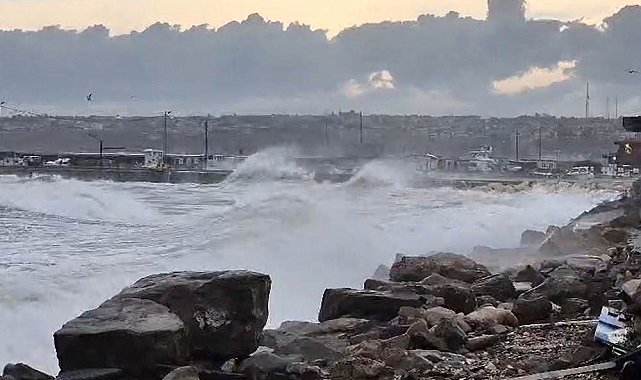 Silivri Sahilinde lodos alarmı: Dev dalgalar kıyıyı dövdü