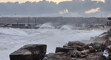 Silivri Sahilinde lodos alarmı: Dev dalgalar kıyıyı dövdü