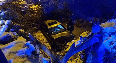 Sinop'ta buzlanan yolda otomobil dereye uçtu: 1 yaralı