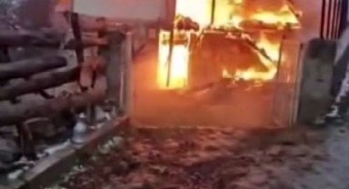 Sinop'ta iki katlı köy evi yanarak kül oldu