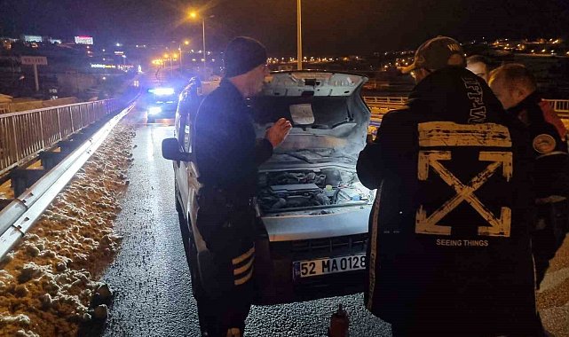 Sinop'ta seyir halindeki hafif ticari araç alev aldı