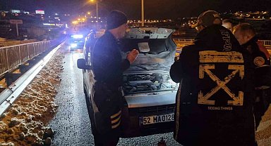 Sinop'ta seyir halindeki hafif ticari araç alev aldı