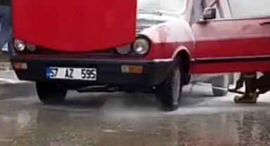 Sinop'ta yanan otomobile esnafın müdahalesi faciayı önledi