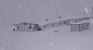 Şırnak'ta hastane şantiyesinde çökme paniği: Konteyner yemekhane çatısı yıkıldı