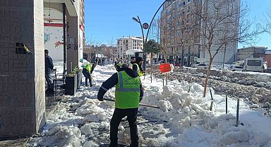Şırnak'ta kar seferberliği: Kaldırımlar küreklerle temizlendi