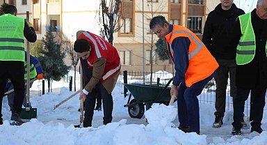 Şırnak'ta kar temizliğinde araç engeli